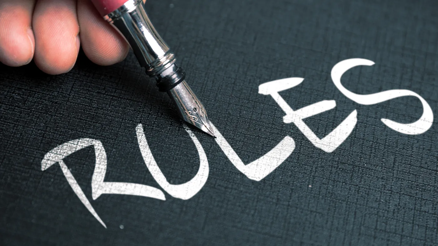 濃紺の紙に万年筆で「RULES（ルール）」と白い字で書いているところ