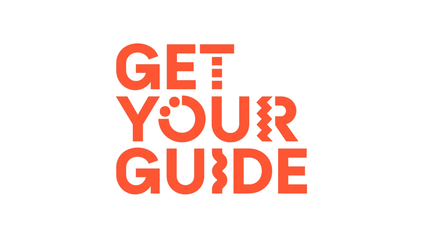 白い背景にオレンジの文字で書かれたGetYourGuideのロゴ