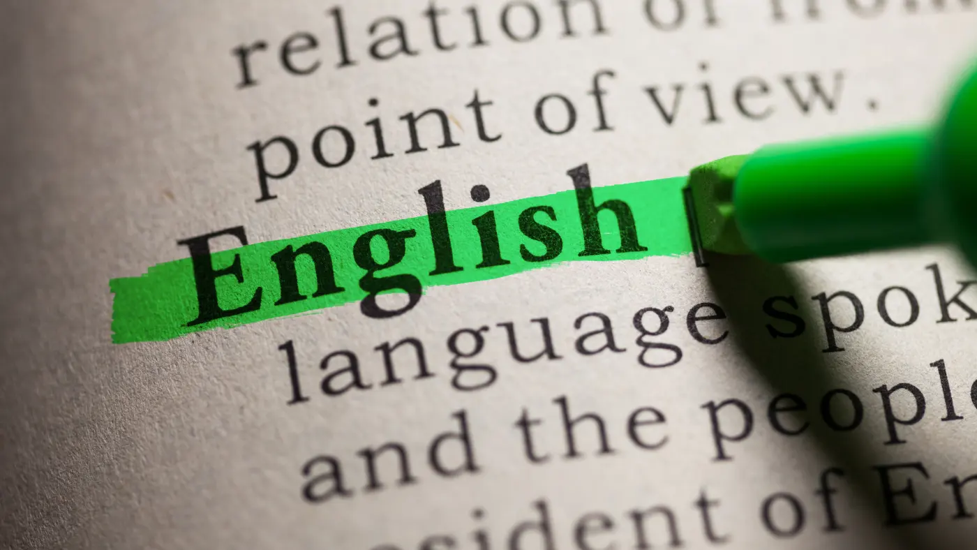 辞書のページで「English」の語に緑の蛍光ペンで線を引いている
