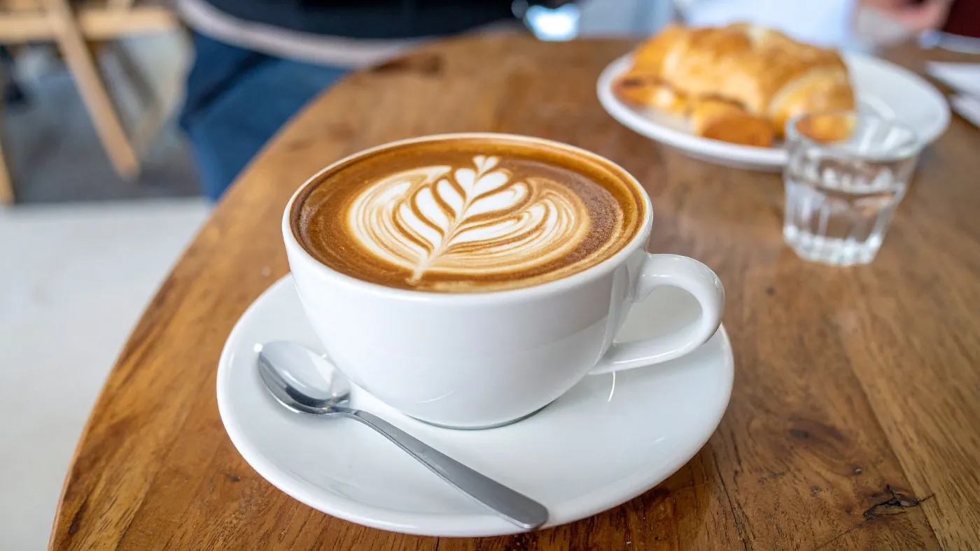 カフェのカウンターに出されたカフェラテ