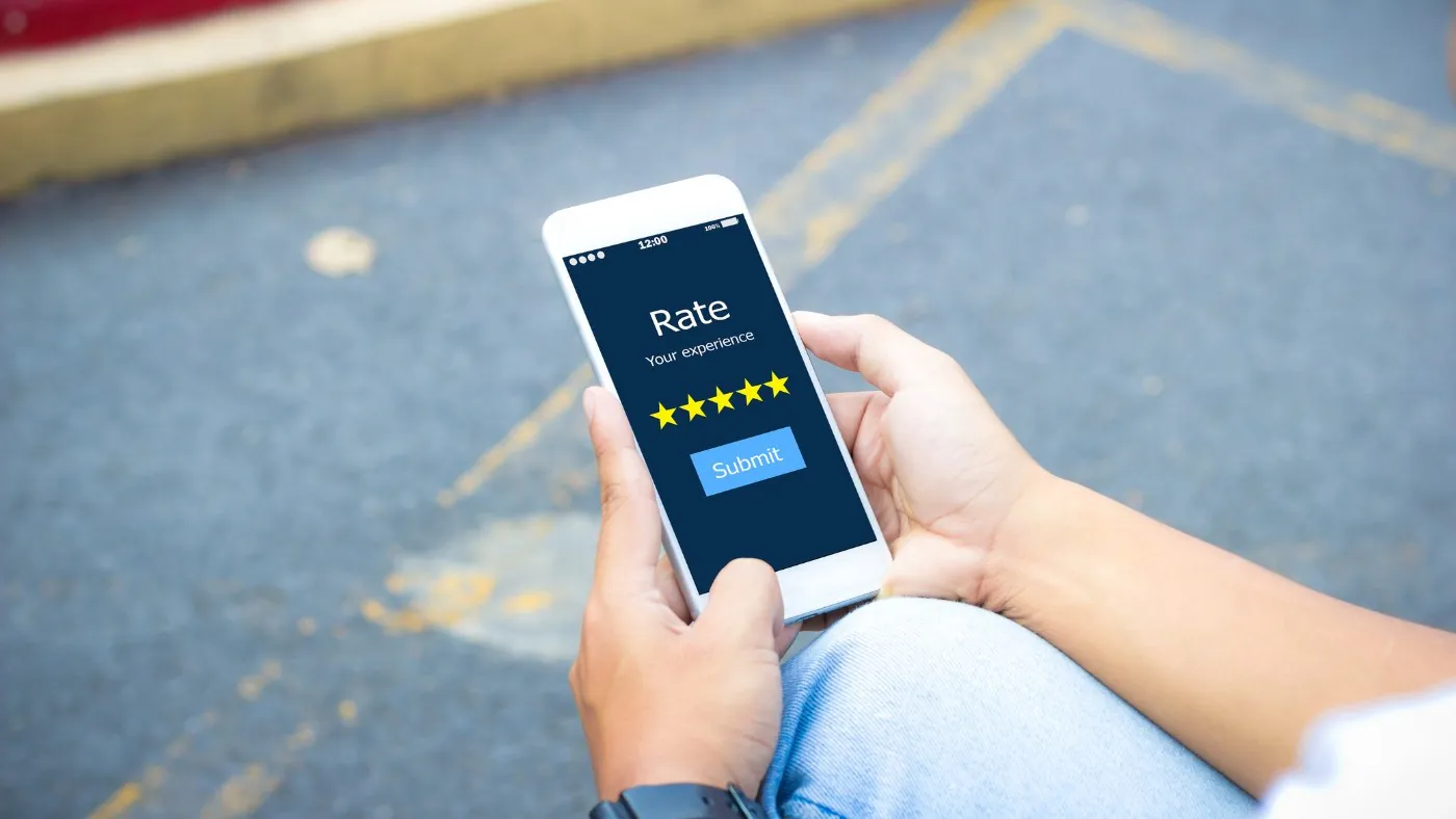 スマートフォンから評価を送信する場面