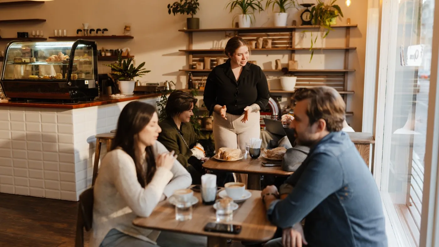 席が近いカフェの店内と接客の様子