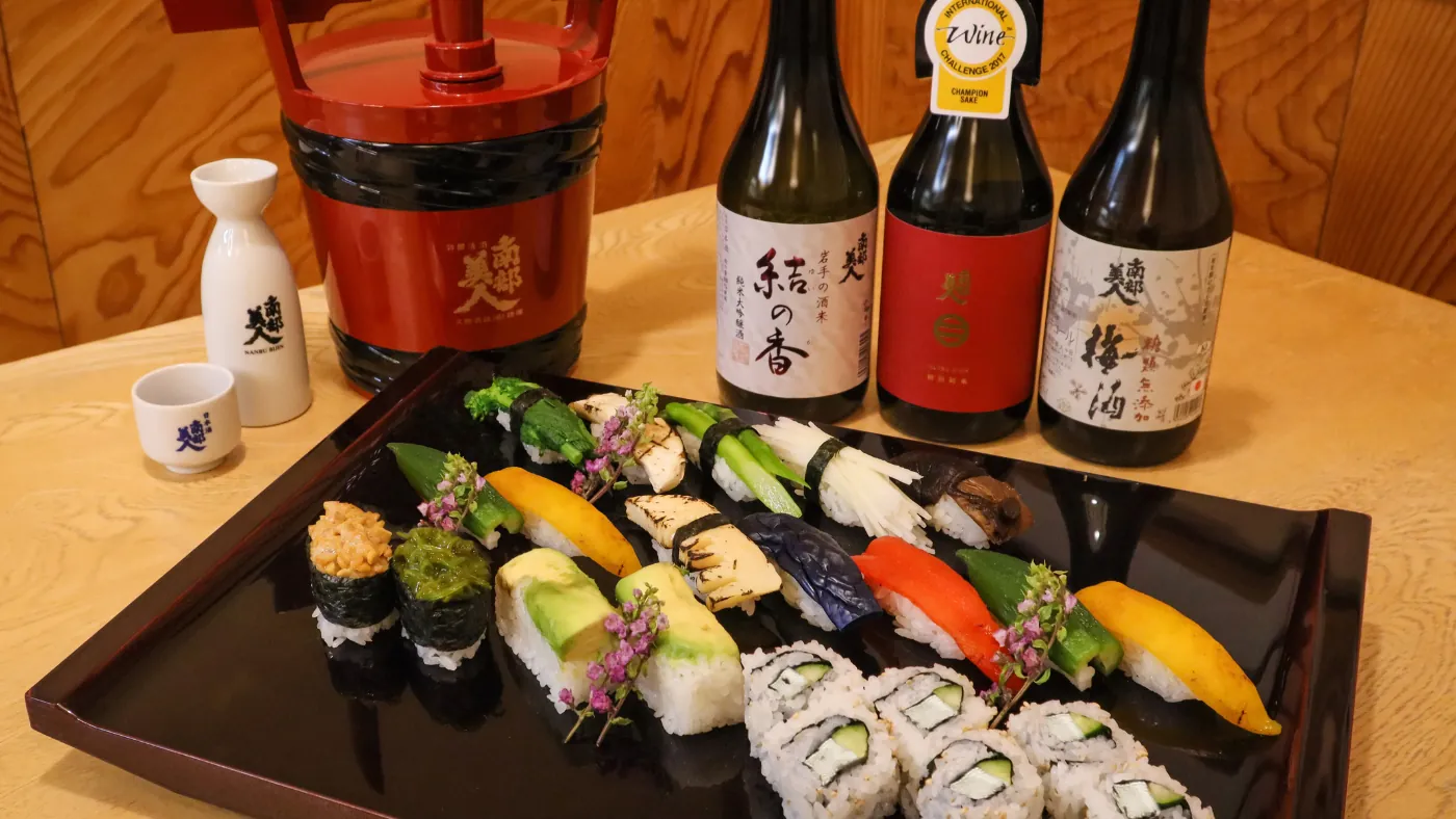 盛り合わせの寿司と、地元の日本酒の瓶と酒器