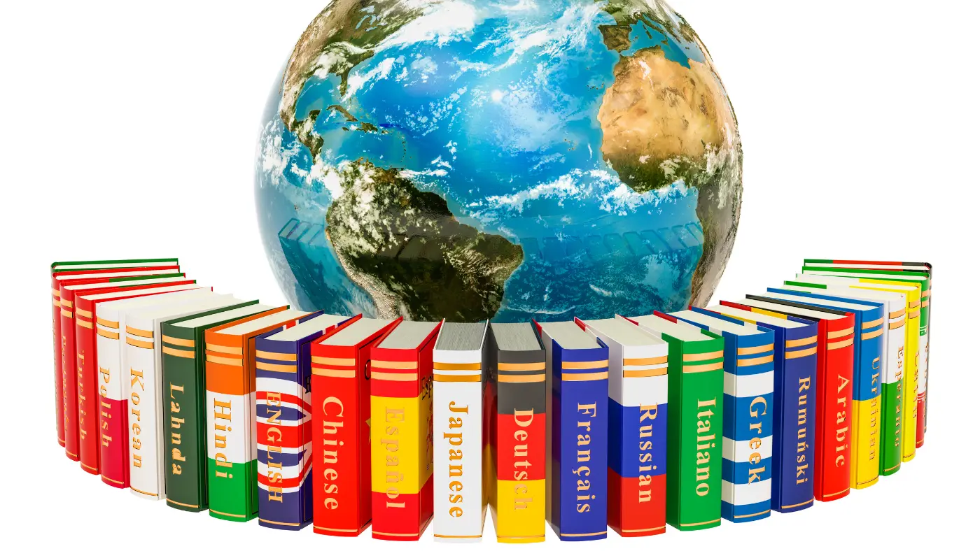 地球儀の前に、English・Chinese・Japanese・Korean・Françaisなど各国の言語名が背に書かれた本が半円に並んでいる