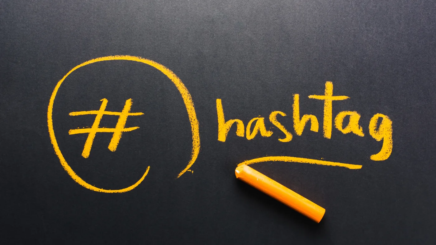 黒板にチョークで書かれた # と hashtag の文字