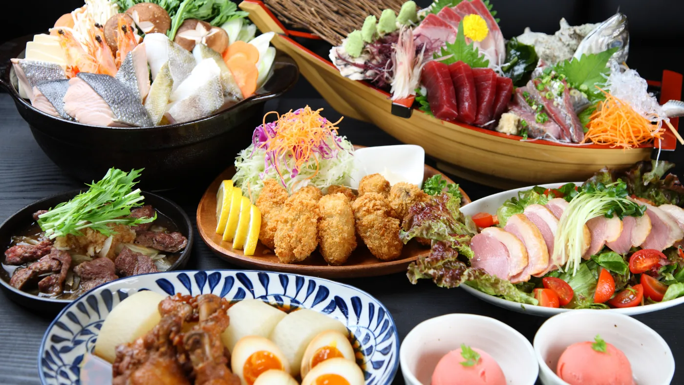 刺身の舟盛り、寄せ鍋、揚げ物、鴨肉のサラダなどが並んだ和食のコース料理