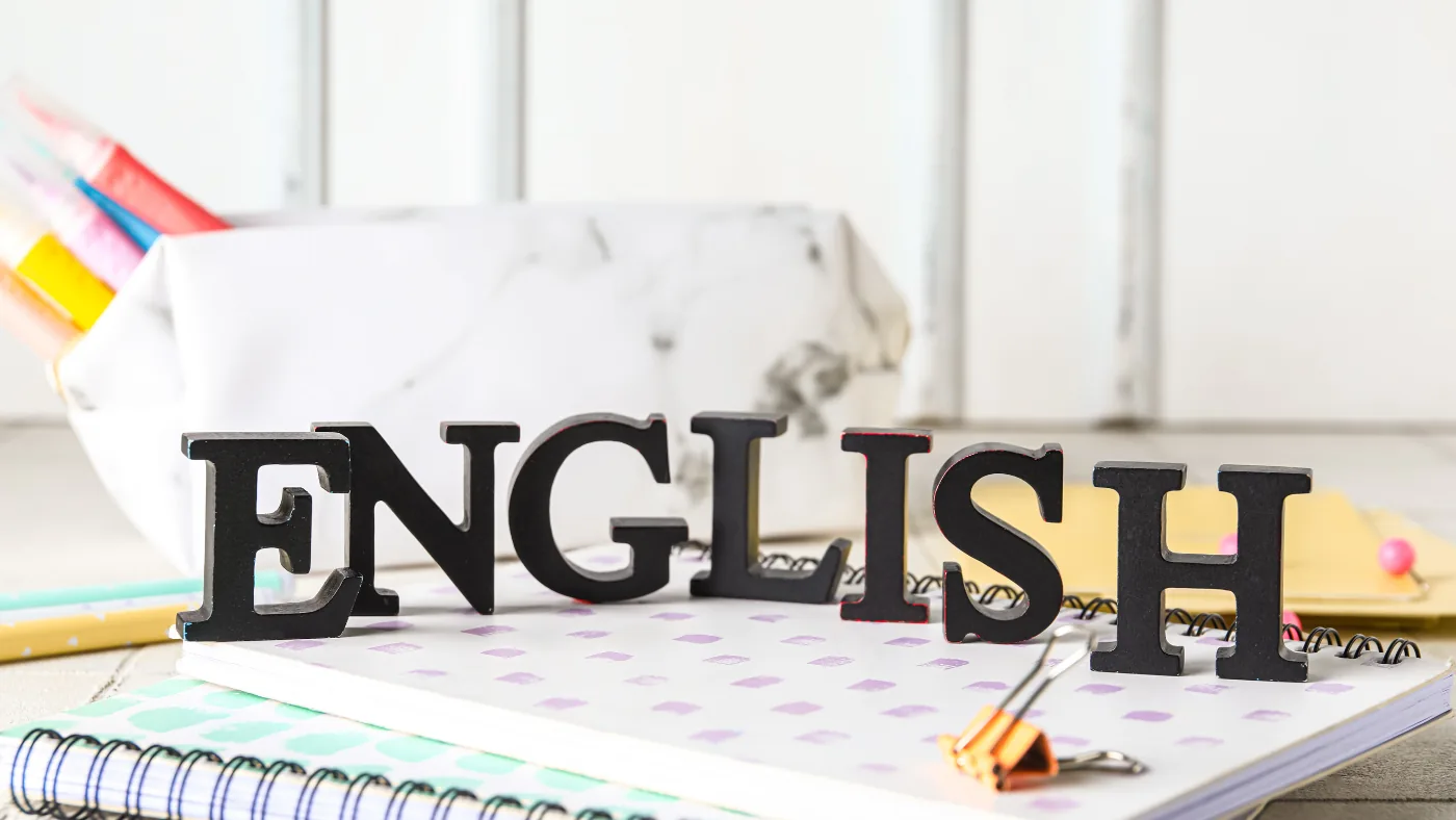 「ENGLISH」と並べた木の文字と、ノートと筆記具