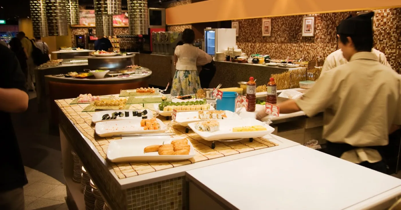 並んだ料理と注文の場面