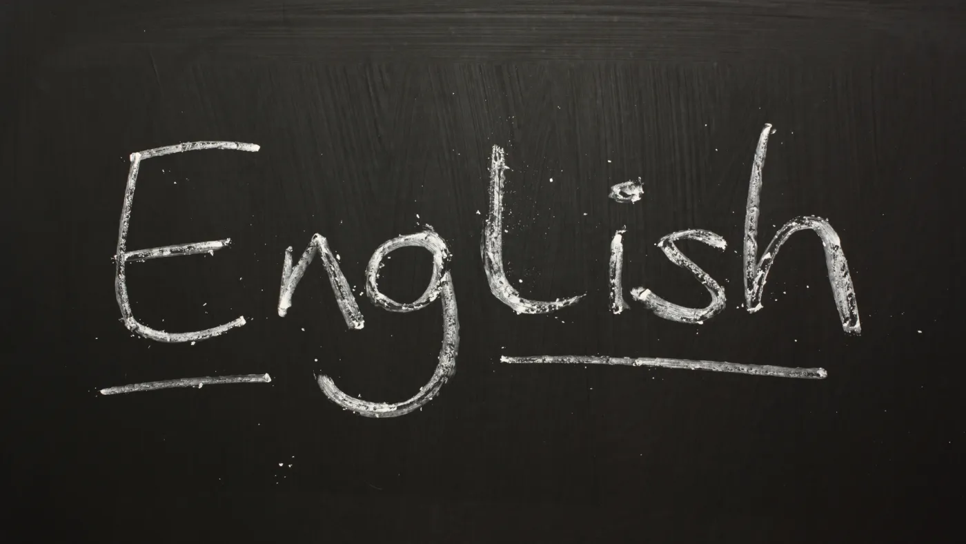 黒板に白いチョークで「English」と書かれている