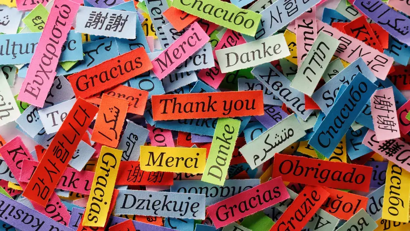Thank you、Merci、Danke、Gracias、謝謝など、色とりどりの紙に書かれた各国語の「ありがとう」
