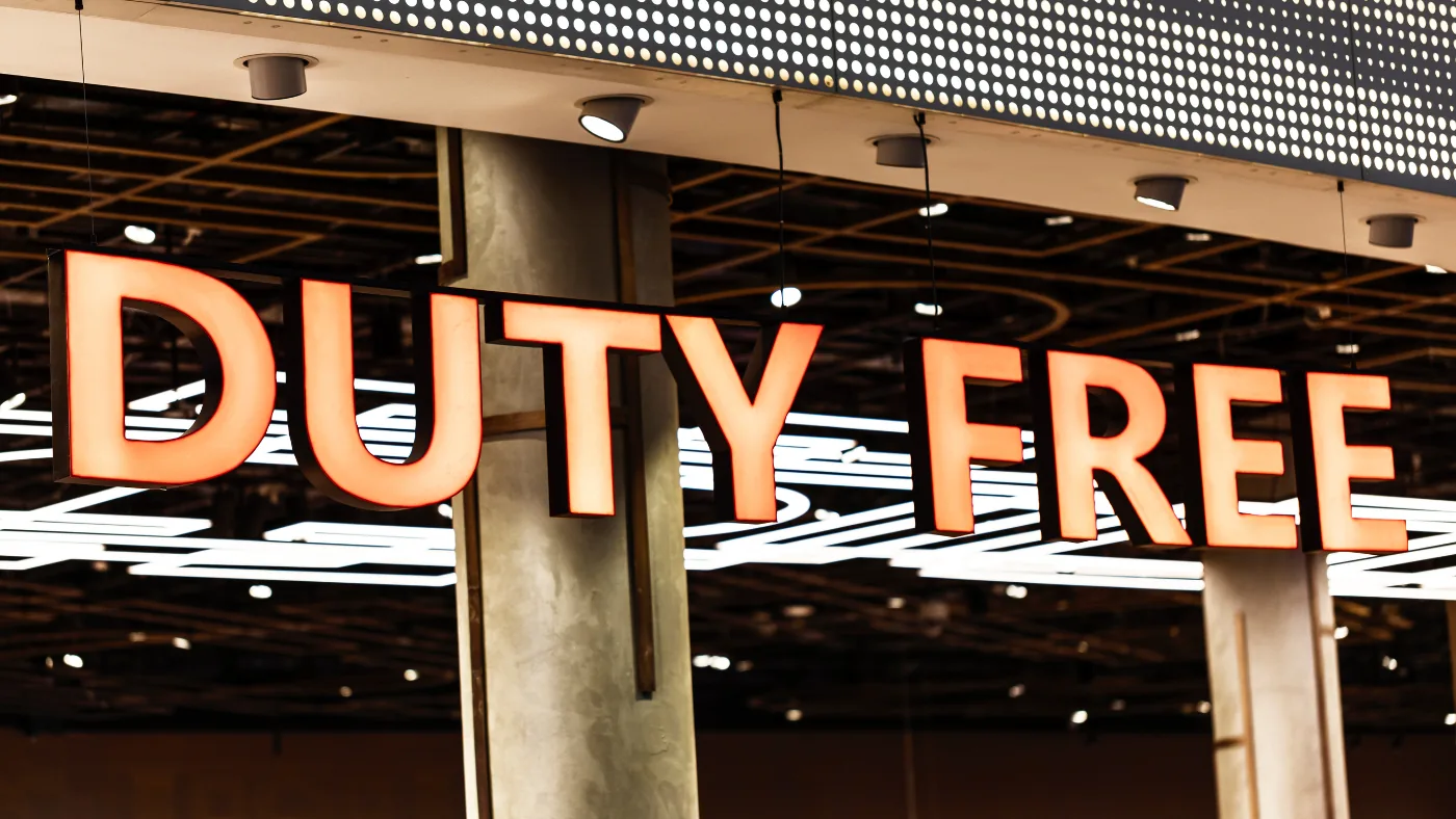 空港の出国エリアでオレンジ色に光る DUTY FREE の看板