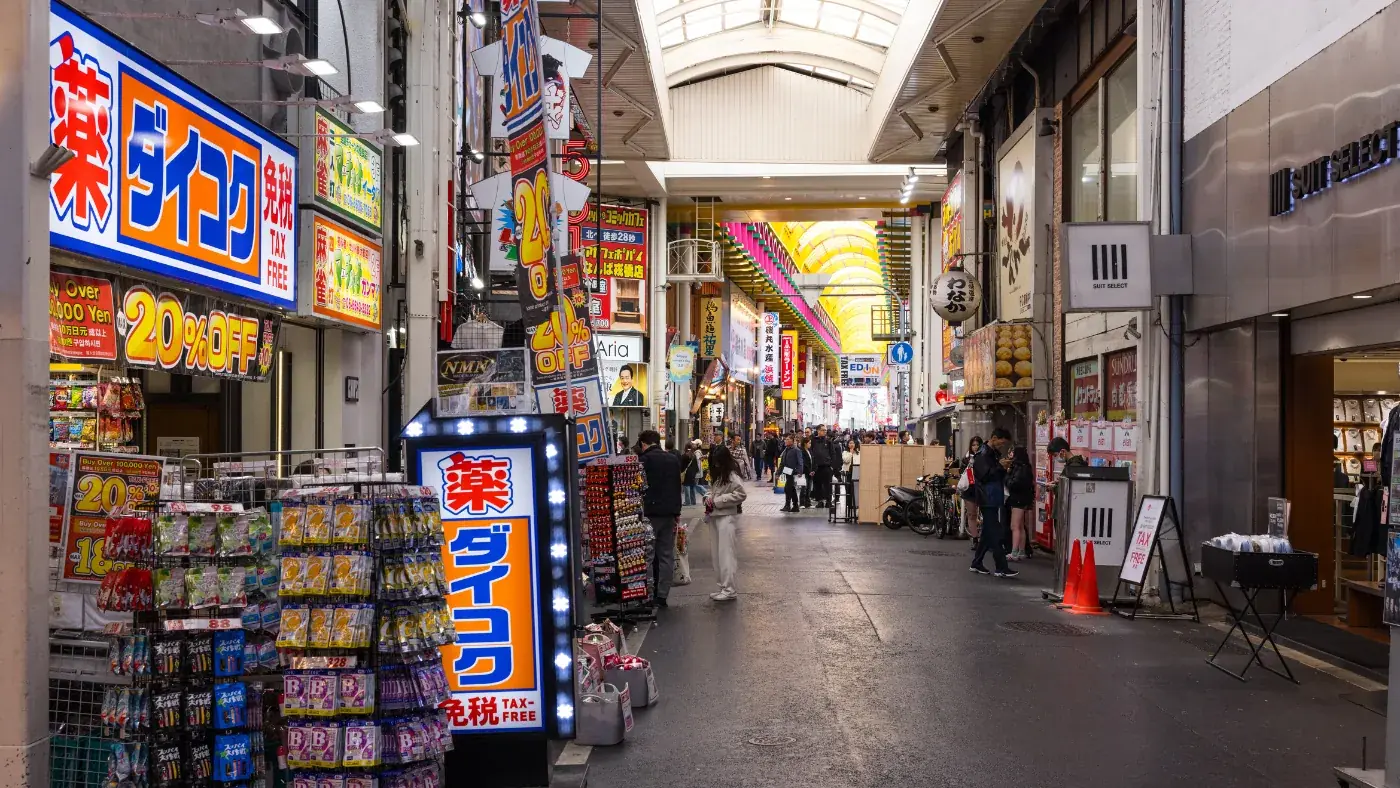 「免税 TAX FREE」の看板が並ぶ日本の商店街