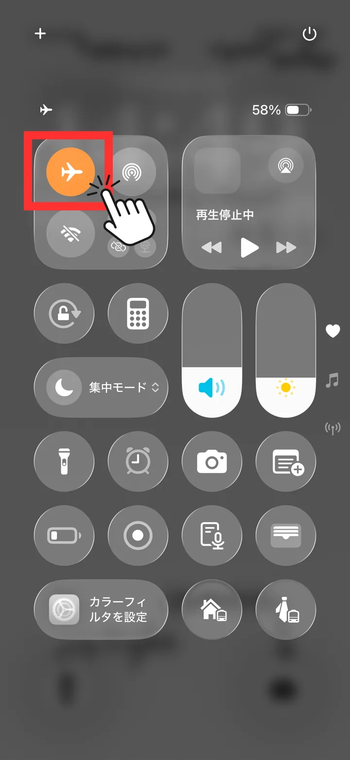 iPhoneのコントロールセンター。機内モードのボタンが赤枠で囲まれている