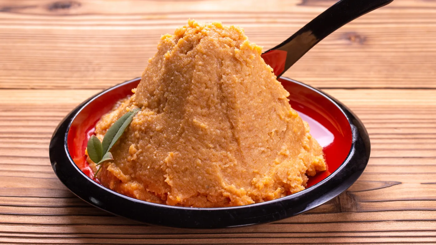 赤い器に盛られた味噌