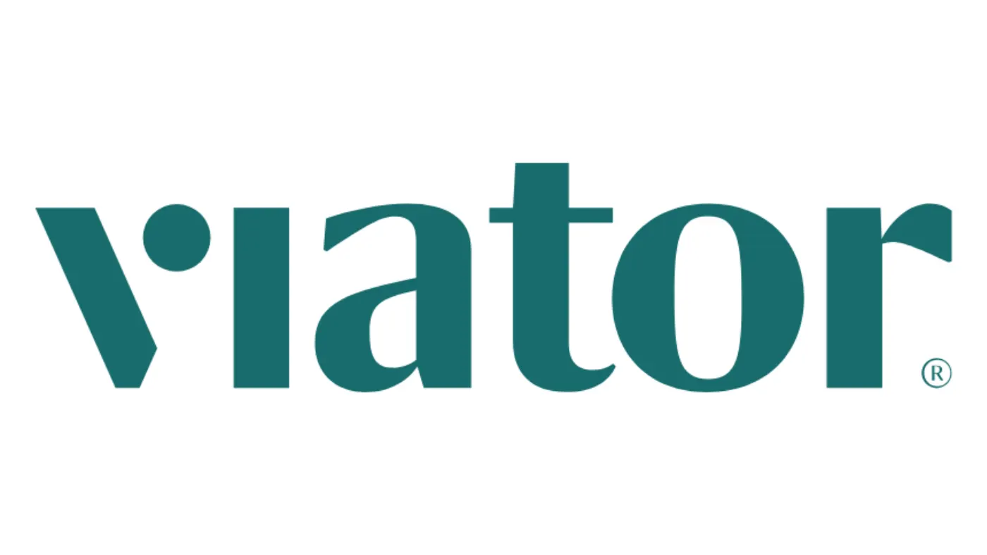 白い背景に緑の文字で書かれたViatorのロゴ